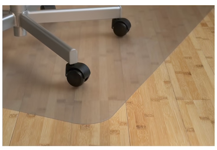 Olvídate de rallar el parqué o la madera de tu casa con este protector de suelo de Ikea