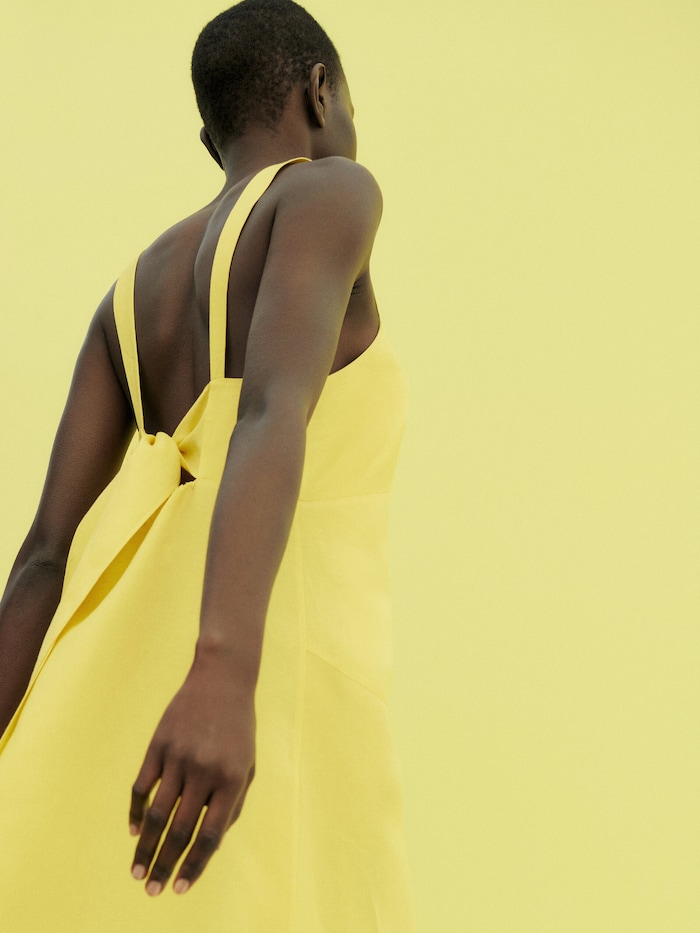 El vestido amarillo limón de Dutti con un toque lo más primaveral - Economía Digital