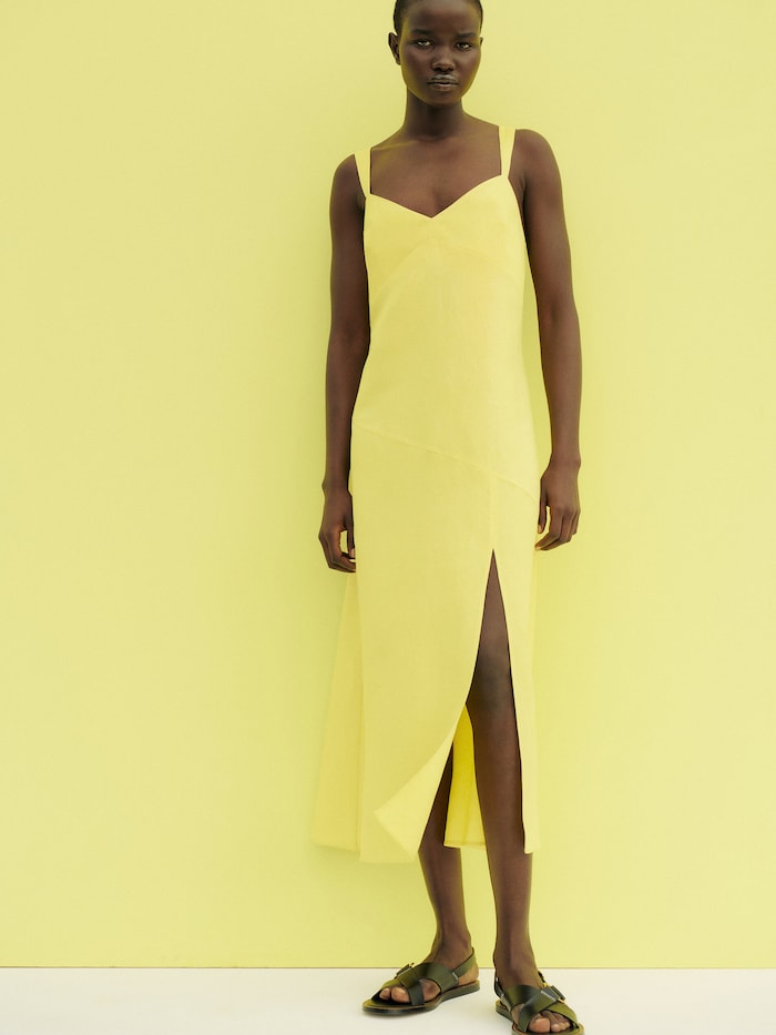 El vestido amarillo limón de Dutti con un toque lo más primaveral - Economía Digital
