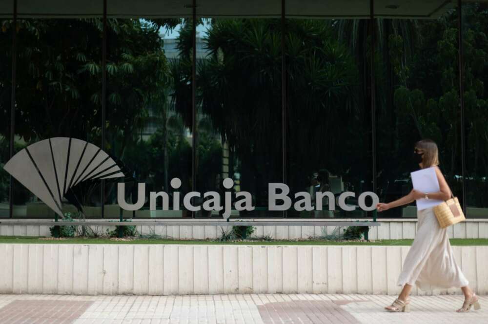Fachada del edificio de Unicaja Banco en Málaga. EFE/Carlos Díaz.