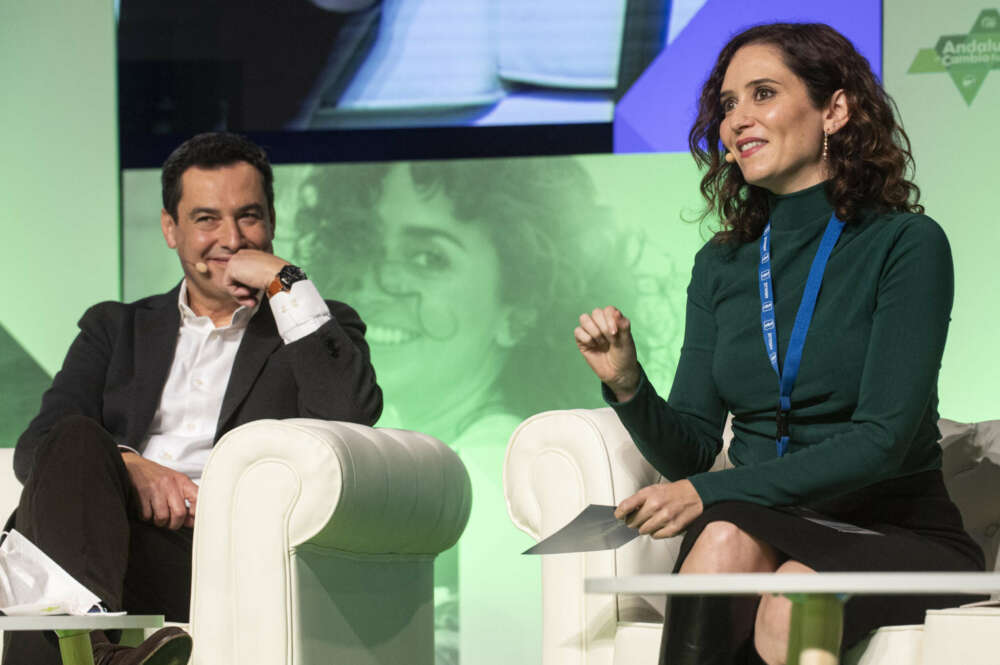 GRANADA, 19/11/2021.- El presidente de la Junta de Andalucía Juan Manuel Moreno Bonilla y la presidenta de la Comunidad de Madrid Isabel Díaz Ayuso durante el 16 Congreso Autonómico del PP andaluz, que ha comenzado hoy viernes en Granada.- EFE/Miguel Ángel Molina