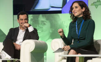GRANADA, 19/11/2021.- El presidente de la Junta de Andalucía Juan Manuel Moreno Bonilla y la presidenta de la Comunidad de Madrid Isabel Díaz Ayuso durante el 16 Congreso Autonómico del PP andaluz, que ha comenzado hoy viernes en Granada.- EFE/Miguel Ángel Molina