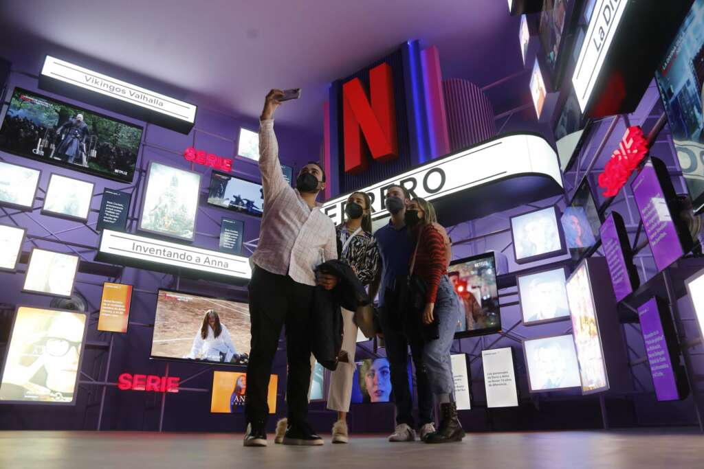 Personas visitan las diferentes atracciones de la Caja Netflix. EFE/ Francisco Guasco