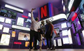 Personas visitan las diferentes atracciones de la Caja Netflix. EFE/ Francisco Guasco
