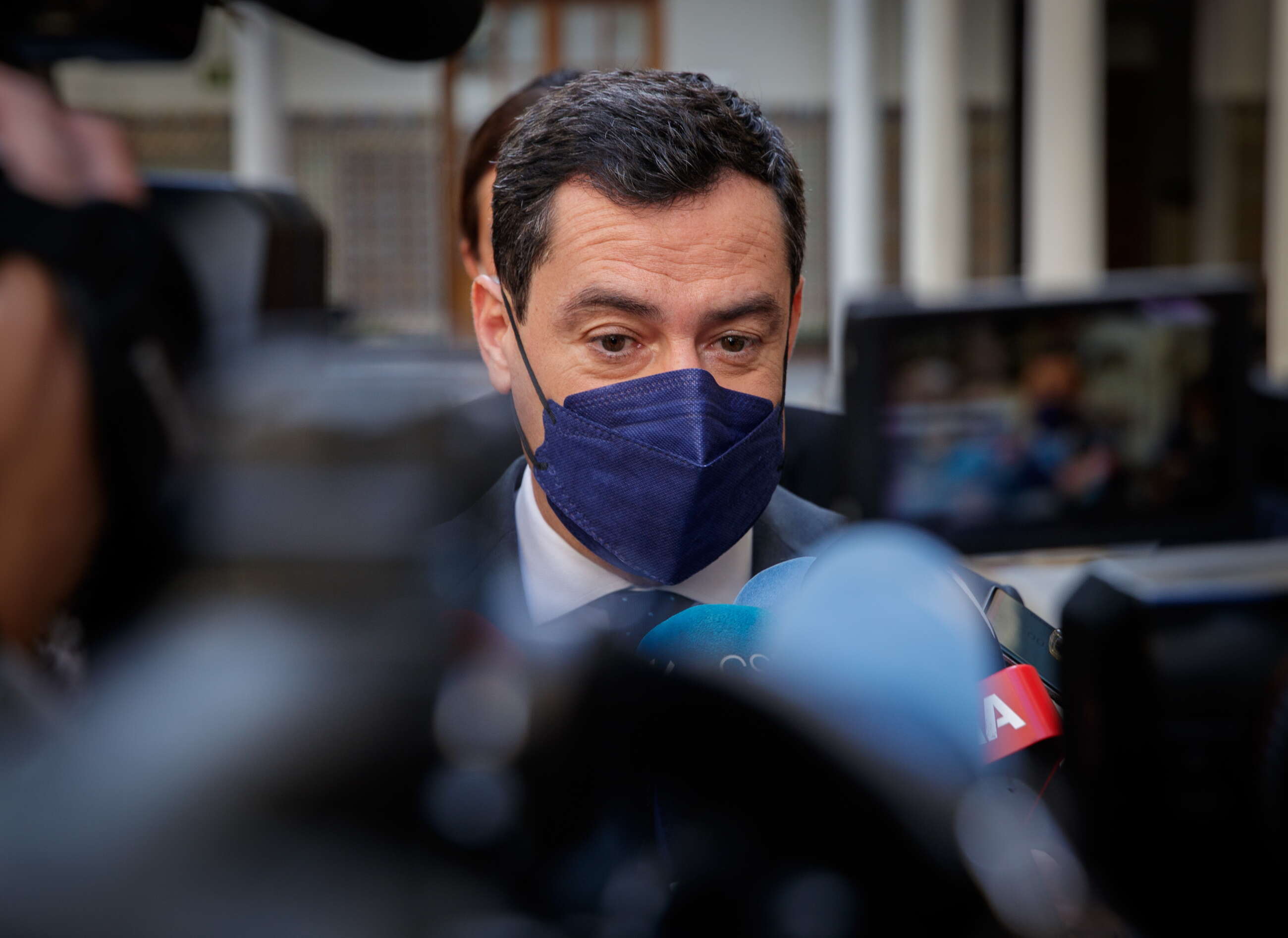 GRAFAND6377. SEVILLA, 23/02/2022.-El presidente de la Junta de Andalucía y del PP-A, Juanma Moreno, ha pedido sensatez, serenidad y generosidad "a todos, a los que pueden salir y a los que pueden llegar" y, aunque ha recordado que candidatos para el congreso todavía no hay, Alberto Núñez Feijóo es "una figura de referencia", a su llegada a la sesión de control en el Parlamento andaluz antes de desplazarse a Madrid para la reunión con Pablo Casado, hoy miércoles en Sevilla. EFE/ Julio Muñoz