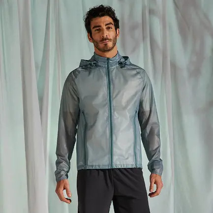 La chaqueta de running perfecta para salir aunque llueva