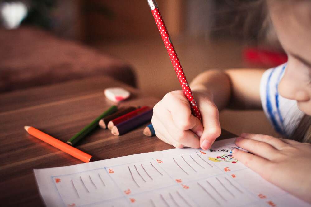 Niño aprendiendo a escribir