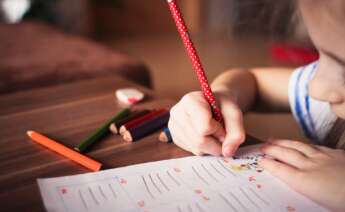 Niño aprendiendo a escribir