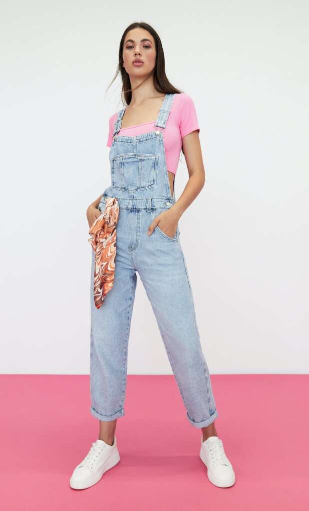 Este peto largo de Stradivarius es perfecto para conseguir los mejores  'looks' esta temporada