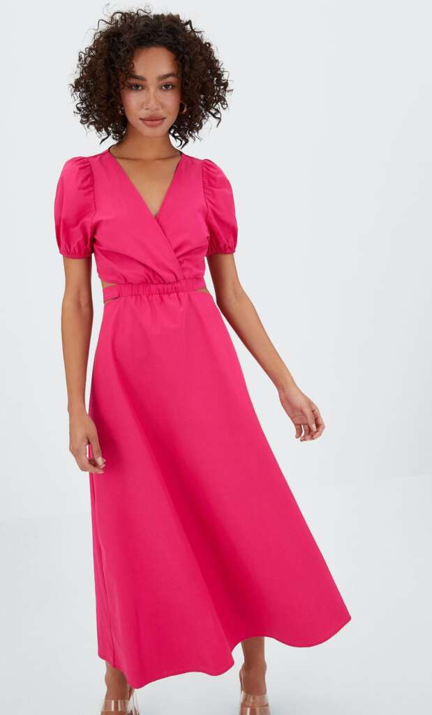 El vestido rosa de corte midi de Stradivarius ideal para tus eventos más especiales