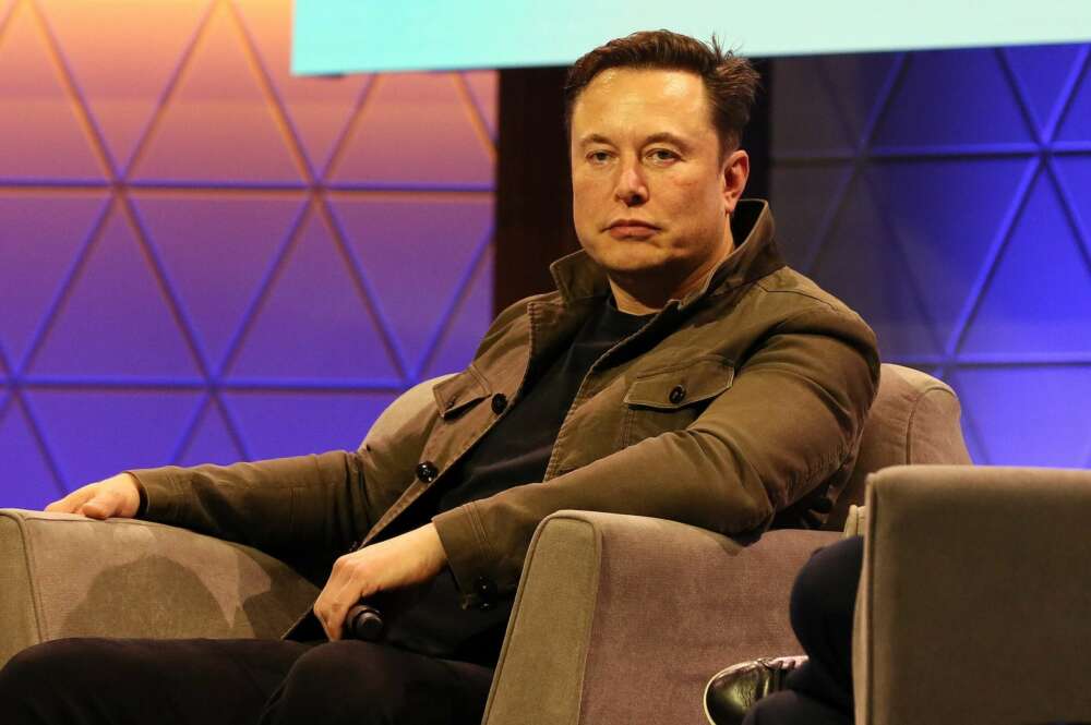 ADX102. LOS ANGELES (UNITED STATES), 13/06/2019.- Fotografía de archivo fechada el 13 de junio de 2019, que muestra al empresario sudafricano Elon Musk mientras participa en la conferencia ""Conversación de Elon Musk con Todd Howard"" durante la exposición Electronic Entertrainment Expo (E3) 2019, en el Teatro Novo, en Los Ángeles (Estados Unidos). Elon Musk le "agarra las plumas" al pajarito azul es uno de los clics tecnológicos de América esta semana. Es una de las estrellas de la red social, tiene más de 80 millones de seguidores y es el hombre más rico del mundo. Sí: hablamos de Elon Musk, el dueño de Tesla y de SpaceX que ahora tiene una silla en la junta directiva de Twitter. Esta semana se conoció que Musk adquirió un 9,2 % de la plataforma de mensajes, lo que le garantizó ese puesto en la "mesa chica" de la red del pajarito azul. EFE/ Adam S Davis ARCHIVO