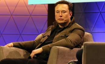 ADX102. LOS ANGELES (UNITED STATES), 13/06/2019.- Fotografía de archivo fechada el 13 de junio de 2019, que muestra al empresario sudafricano Elon Musk mientras participa en la conferencia ""Conversación de Elon Musk con Todd Howard"" durante la exposición Electronic Entertrainment Expo (E3) 2019, en el Teatro Novo, en Los Ángeles (Estados Unidos). Elon Musk le "agarra las plumas" al pajarito azul es uno de los clics tecnológicos de América esta semana. Es una de las estrellas de la red social, tiene más de 80 millones de seguidores y es el hombre más rico del mundo. Sí: hablamos de Elon Musk, el dueño de Tesla y de SpaceX que ahora tiene una silla en la junta directiva de Twitter. Esta semana se conoció que Musk adquirió un 9,2 % de la plataforma de mensajes, lo que le garantizó ese puesto en la "mesa chica" de la red del pajarito azul. EFE/ Adam S Davis ARCHIVO