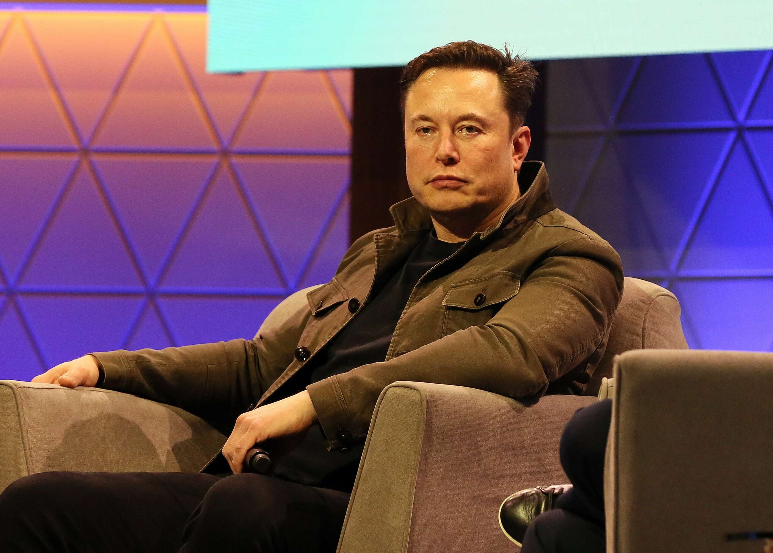 ADX102. LOS ANGELES (UNITED STATES), 13/06/2019.- Fotografía de archivo fechada el 13 de junio de 2019, que muestra al empresario sudafricano Elon Musk mientras participa en la conferencia ""Conversación de Elon Musk con Todd Howard"" durante la exposición Electronic Entertrainment Expo (E3) 2019, en el Teatro Novo, en Los Ángeles (Estados Unidos). Elon Musk le "agarra las plumas" al pajarito azul es uno de los clics tecnológicos de América esta semana. Es una de las estrellas de la red social, tiene más de 80 millones de seguidores y es el hombre más rico del mundo. Sí: hablamos de Elon Musk, el dueño de Tesla y de SpaceX que ahora tiene una silla en la junta directiva de Twitter. Esta semana se conoció que Musk adquirió un 9,2 % de la plataforma de mensajes, lo que le garantizó ese puesto en la "mesa chica" de la red del pajarito azul. EFE/ Adam S Davis ARCHIVO