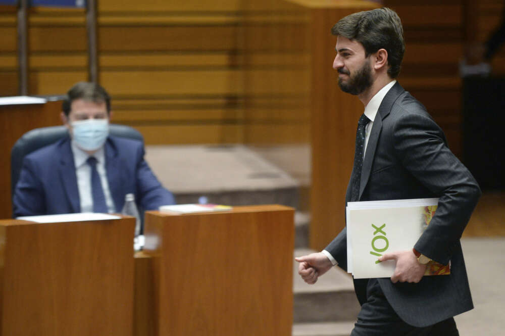 El próximo vicepresidente de Castilla y León, Juan García-Gallardo (d), de Vox, tras su intervención en el debate de investidura del presidente de la Junta de Castilla y León, Alfonso Fernández Mañueco, celebrado este lunes en Valladolid. EFE/Nacho Gallego