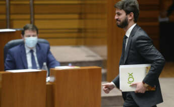 El próximo vicepresidente de Castilla y León, Juan García-Gallardo (d), de Vox, tras su intervención en el debate de investidura del presidente de la Junta de Castilla y León, Alfonso Fernández Mañueco, celebrado este lunes en Valladolid. EFE/Nacho Gallego