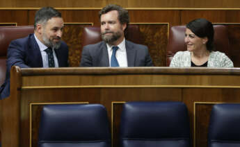 MADRID, 28/04/2022.- El líder de VOX, Santiago Abascal (i), el portavoz de Vox en el Congreso, Iván Espinosa de los Monteros (c), y la secretaria general del partido, Macarena Olona (d), durante el pleno celebrado este jueves en el Congreso. El Congreso ha convalidado este jueves el plan para paliar las consecuencias de la guerra en Ucrania gracias al apoyo de EH Bildu, imprescindible ante el rechazo de ERC, y la oposición del PP, que hasta el último momento había dejado la puerta abierta a la posibilidad de facilitar la aprobación. El real decreto ley, que contiene medidas como la bonificación de 20 céntimos por litro de carburante o ayudas para sectores especialmente afectados por la crisis, ha sido finalmente convalidado por 176 votos a favor, 172 en contra y 1 abstención. EFE/ Mariscal