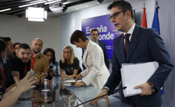 La ministra de Política Territorial y portavoz del Gobierno, Isabel Rodríguez, y el ministro de Presidencia Félix Bolaños (d), al término de la rueda de prensa posterior a la reunión del Consejo de Ministros celebrada este martes en Moncloa. EFE/J.J. Guillén