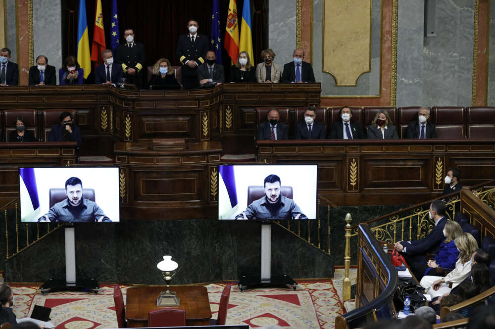 Zelensky habla al Parlamento español por videoconferencia, en abril de 2022. EFE/ Chema Moya