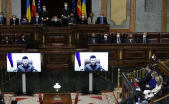 Zelensky habla al Parlamento español por videoconferencia, en abril de 2022. EFE/ Chema Moya