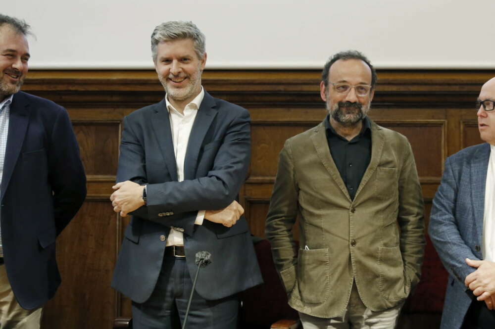 GRAFCAT6929. BARCELONA, 29/04/2022.- Los abogados Antonio Abat (i), Andreu Van Den Eynde (2i), Benet Salellas (2d) y Gonzalo Boye (d), que representan a las entidades y partidos afectados por el caso de supuesto espionaje político a una sesentena de dirigentes y militantes independentistas, durante el acto organizado este viernes en Barcelona en el que han anunciado que se querellarán contra NSO Group, la empresa propietaria del sistema de espionaje Pegasus, y exigirán que la justicia española investigue qué agencias gubernamentales pueden estar detrás del caso de espionaje. EFE/Andreu Dalmau