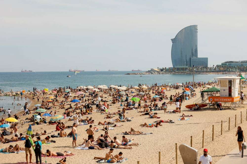 BARCELONA, 30/05/2021.- Aspecto de la playa de la Barceloneta hoy domingo, en la que cientos de personas se han acercado para intentar sofocar las altas temperaturas registradas en la capital catalana. EFE / Quique García. . EFE/Quique Garcia