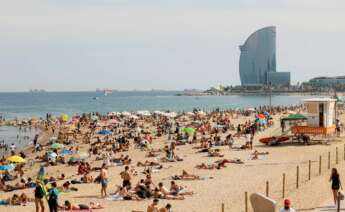 BARCELONA, 30/05/2021.- Aspecto de la playa de la Barceloneta hoy domingo, en la que cientos de personas se han acercado para intentar sofocar las altas temperaturas registradas en la capital catalana. EFE / Quique García. . EFE/Quique Garcia