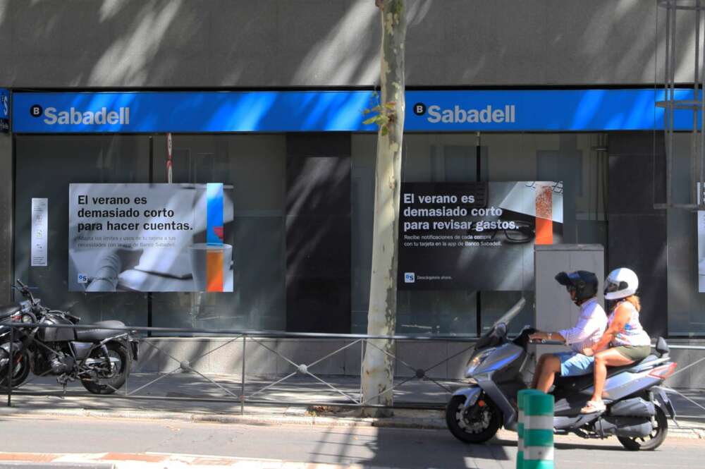 MADRID, 06/08/2021.- Sucursal de Sabadell, este viernes, en Madrid. EFE/Fernando Alvarad