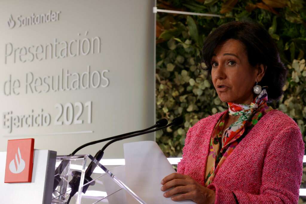 La presidenta del Banco Santander, Ana Botín, anuncia los resultados de la entidad en su sede en la Ciudad Financiera, este miércoles. El Banco Santander, que tiene presencia en Europa y América, obtuvo un beneficio neto atribuido de 8.124 millones de euros (casi 9.160 millones de dólares) en 2021, con lo que superó en un 25 % los resultados de 2019, antes de la pandemia, y dejó atrás las pérdidas de 8.771 millones de euros (unos 9.889 millones de dólares) registradas en 2020 por el aumento de dotaciones para afrontar la crisis del coronavirus y el deterioro en el valor de varias filiales. EFE/ Zipi