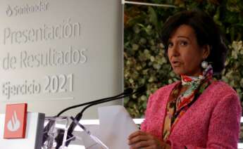 La presidenta del Banco Santander, Ana Botín, anuncia los resultados de la entidad en su sede en la Ciudad Financiera, este miércoles. El Banco Santander, que tiene presencia en Europa y América, obtuvo un beneficio neto atribuido de 8.124 millones de euros (casi 9.160 millones de dólares) en 2021, con lo que superó en un 25 % los resultados de 2019, antes de la pandemia, y dejó atrás las pérdidas de 8.771 millones de euros (unos 9.889 millones de dólares) registradas en 2020 por el aumento de dotaciones para afrontar la crisis del coronavirus y el deterioro en el valor de varias filiales. EFE/ Zipi