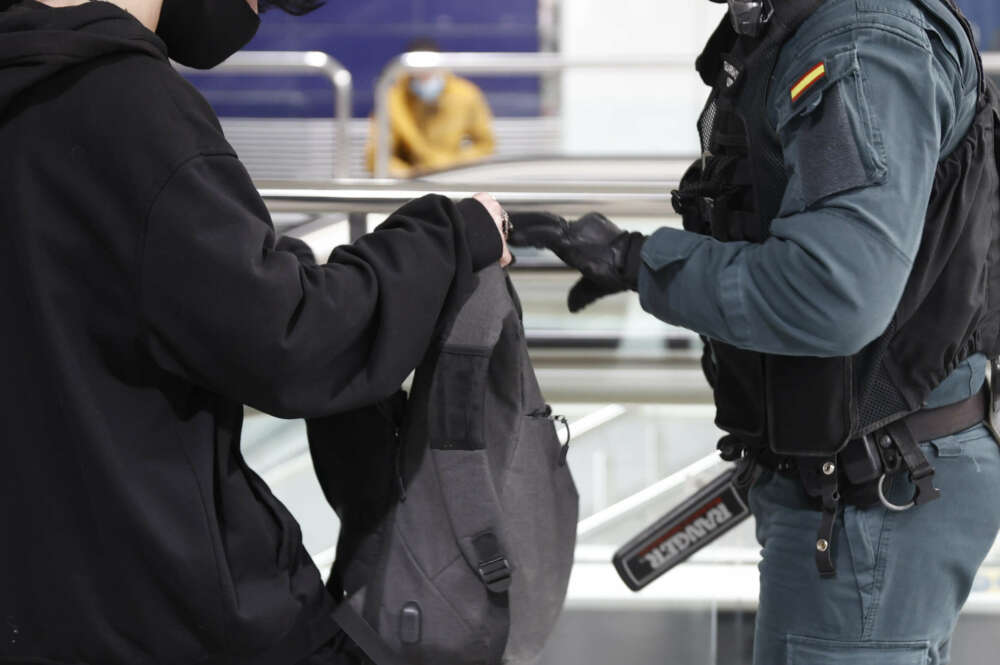 GRAF6031. ARGANDA DEL REY (MADRID), 11/02/2022.- La Guardia Civil controla hoy viernes la estación de tren de Arganda del Rey. La Guardia Civil ha decidido intensificar a partir de este fin de semana su respuesta frente a la violencia de las bandas juveniles con el despliegue de 834 efectivos en nueve municipios de la Comunidad de Madrid y zonas limítrofes, tras los recientes altercados entre miembros de estas bandas, que provocaron dos muertos. La Guardia Civil se suma así al dispositivo especial de 514 agentes de la Policía Nacional para el control de las bandas juveniles en Madrid. EFE/SEBASTIÁN MARISCAL