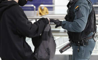 GRAF6031. ARGANDA DEL REY (MADRID), 11/02/2022.- La Guardia Civil controla hoy viernes la estación de tren de Arganda del Rey. La Guardia Civil ha decidido intensificar a partir de este fin de semana su respuesta frente a la violencia de las bandas juveniles con el despliegue de 834 efectivos en nueve municipios de la Comunidad de Madrid y zonas limítrofes, tras los recientes altercados entre miembros de estas bandas, que provocaron dos muertos. La Guardia Civil se suma así al dispositivo especial de 514 agentes de la Policía Nacional para el control de las bandas juveniles en Madrid. EFE/SEBASTIÁN MARISCAL