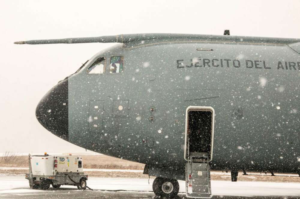 AME7048. SAN JUAN DE TERRANOVA (CANADÁ), 20/02/2022.- El Airbus A-400 de la Fuerza Aérea española aterriza hoy en el aeropuerto de San Juan de Terranova (Canadá). España envió este domingo a Canadá un Airbus 400 del Ejército del Aire para la repatriación de los tres supervivientes y los cuerpos de los nueve marineros fallecidos en el naufragio del pesquero Villa de Pitanxo, el martes pasado en aguas de la isla canadiense de Terranova. Se espera que el Airbus 400 regrese a España mañana lunes, al aeropuerto gallego de Santiago de Compostela, sobre las 18.00 horas (17.00 GMT). EFE/ Julio César Rivas