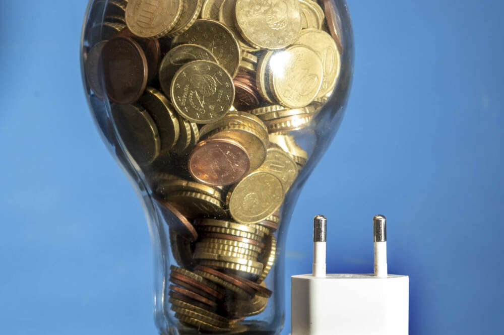 Mejor tarifa de luz por horas para contratar. EFE/ Javier Belver