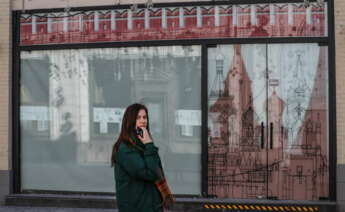 Moscow (Russian Federation), 15/03/2022.- A Russian woman walks in front of windows of empty retail space in the center of Moscow, Russia, 15 March 2022. On 24 February Russian troops had entered Ukrainian territory in what the Russian president declared a 'special military operation', resulting in fighting and destruction in the country, a huge flow of refugees, and multiple sanctions against Russia. (Rusia, Ucrania, Moscú) EFE/EPA/YURI KOCHETKOV