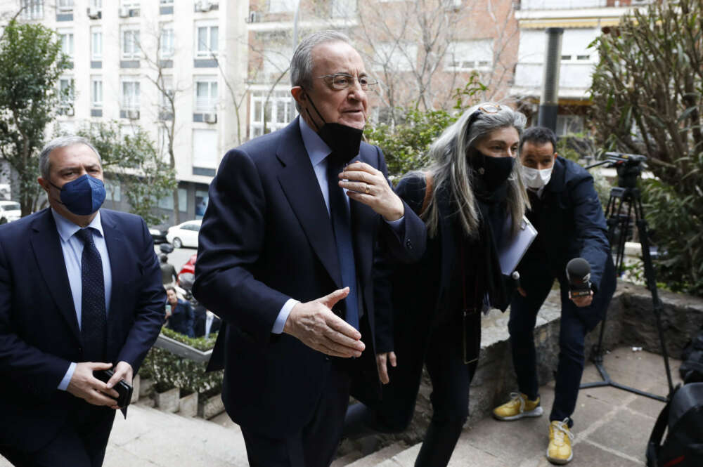 MADRID, 20/03/2022.- El presidente del Real Madrid, Florentino Pérez, es visto este domingo, 20 de marzo de 2022, a su llegada al restaurante Zalacaín de Madrid para asistir a la comida con la directiva del Real Madrid antes del clásico de esta noche en el estadio Santiago Bernabeu. EFE/David Fernández