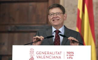 La Comunitat Valenciana va a levantar prácticamente todas las restricciones contra el coronavirus que quedaban, y únicamente mantendrá la obligación de usar mascarilla en interiores (y en exteriores cuando haya aglomeraciones) y la prohibición de fumar en las terrazas.Así lo ha anunciado el president de la Generalitat, Ximo Puig (en la imagen) , tras la reunión de la Mesa Interdepartamental para la Prevención y Actuación ante la COVID-19, que según ha dicho probablemente será la última que se celebre, dado que se ha acordado levantar casi todas las restricciones que quedaban por la buena evolución de la pandemia.EFE/Juan Carlos Cárdenas