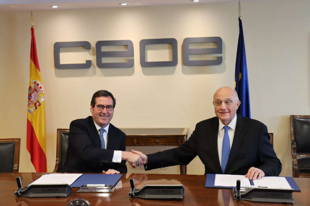 El presidente de la CEOE, Antonio Garamendi, y el presidente de Banco Sabadell firman un acuerdo. CEOE