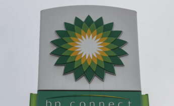 Moscow (Russian Federation), 04/03/2022.- A BP logo at a BP petrol station in Moscow, Russia, 04 March 2022. The BP has announced intention to exit its shareholding in Rosneft and withdraw from joint ventures with Rosneft in Russia. Russian troops entered Ukraine on 24 February prompting the country's president to declare martial law and triggering a series of severe economic sanctions imposed by Western countries on Russia. (Rusia, Ucrania, Moscú) EFE/EPA/YURI KOCHETKOV