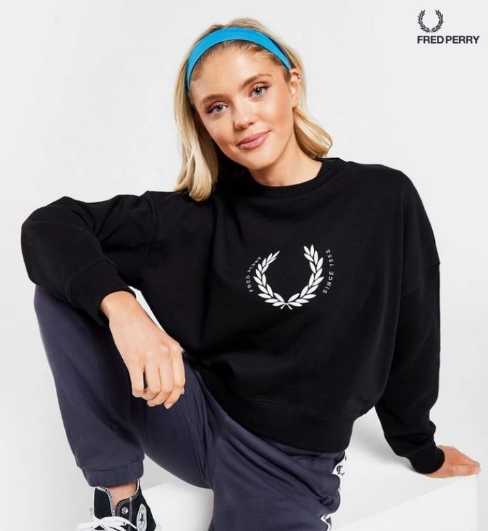 La sudadera b sica de Fred Perry para mujer que est siendo todo