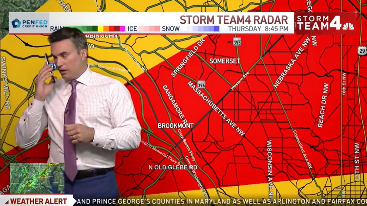 Meteorólogo llama a sus hijos en directo para advertirles de un tornado