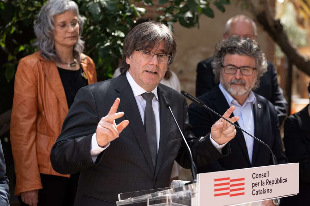 GRAFCAT6047. RIBESALTES (FRANCIA), 08/04/2022.- El expresidente catalán Carles Puigdemont ha nombrado este viernes a los miembros del gobierno del Consejo por la República, en el que mantiene a quienes han sido hasta ahora sus colaboradores, como el exconseller Antoni Comín o la diputada de JxCat Aurora Madaula, además del cantautor Lluís Llach. EFE/David Borrat.