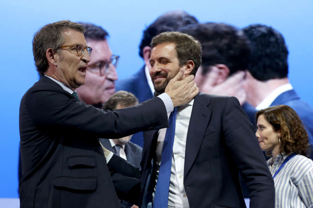 El nuevo presidente del PP, Alberto Núñez Feijóo (i), saluda a Pablo Casado (d) tras su discurso en la segunda jornada del XX Congreso Nacional del PP que se celebra en Sevilla. Alberto Núñez Feijóo ha sido elegido este sábado nuevo presidente del PP con el 98,35 por ciento de los votos válidos de los compromisarios congregados en la capital andaluza. EFE/Julio Muñoz