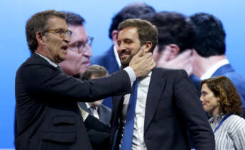 El nuevo presidente del PP, Alberto Núñez Feijóo (i), saluda a Pablo Casado (d) tras su discurso en la segunda jornada del XX Congreso Nacional del PP que se celebra en Sevilla. Alberto Núñez Feijóo ha sido elegido este sábado nuevo presidente del PP con el 98,35 por ciento de los votos válidos de los compromisarios congregados en la capital andaluza. EFE/Julio Muñoz