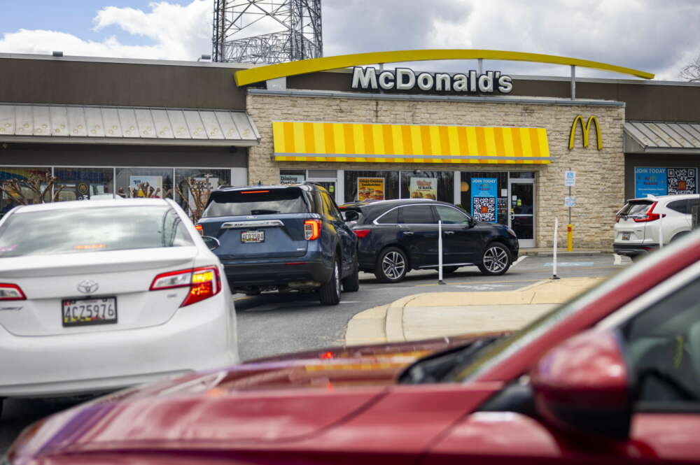 Bethesda (United States), 12/04/2022.- The drive-thru lunch line at a McDonalds restaurant extends into the street in Bethesda, Maryland, USA, 12 April 2022. According to the Labor Department, the US inflation rate rose to 8.5 percent in March, the highest rate in 40 years. Increasing prices for food and gas helped lead inflation numbers to a record high. (Estados Unidos) EFE/EPA/JIM LO SCALZO