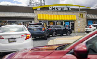 Bethesda (United States), 12/04/2022.- The drive-thru lunch line at a McDonalds restaurant extends into the street in Bethesda, Maryland, USA, 12 April 2022. According to the Labor Department, the US inflation rate rose to 8.5 percent in March, the highest rate in 40 years. Increasing prices for food and gas helped lead inflation numbers to a record high. (Estados Unidos) EFE/EPA/JIM LO SCALZO