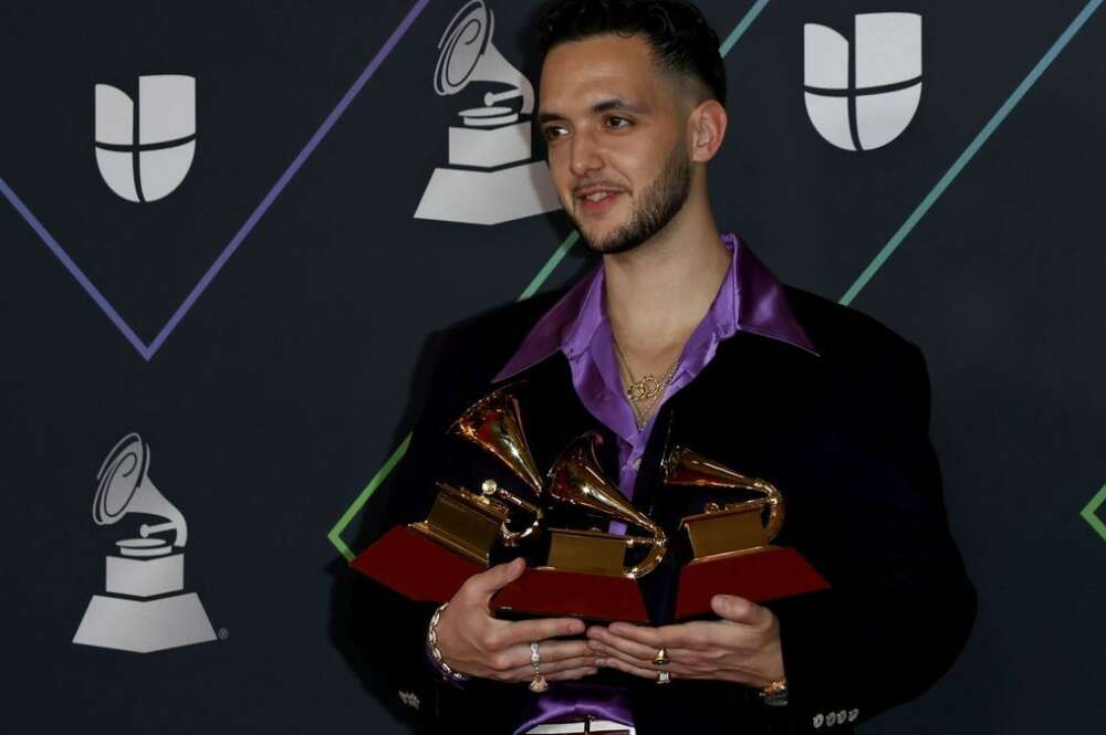 C Tangana levanta varios de sus Grammys