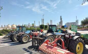 Tractores delante de la entrada del Complejo Industrial Repsol Química en Tarragona. Unió de Pagesos.