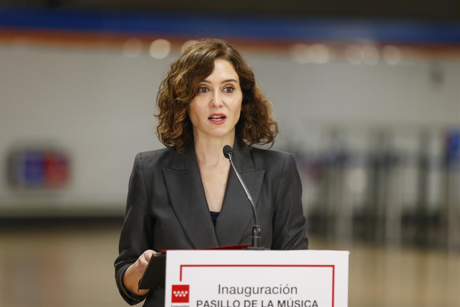 La presidenta de la Comunidad de Madrid, Isabel Díaz Ayuso, inaugura este lunes el Pasillo de la Música en la estación de metro Estadio Metropolitano de Madrid. Este pasillo contará con una muestra de fotografías de cantantes y grupos nacionales e internacionales en gran formato que podrán conocer los usuarios del suburbano. EFE/ Víctor Casado