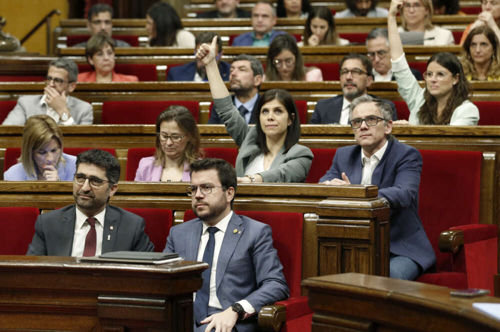 El presidente de la Generalitat, Pere Aragonès (d) junto al vicepresidente del Govern, Jordi Puineró (i) durante la votación en el pleno del Parlament de Cataluña. EFE/Andreu Dalmau