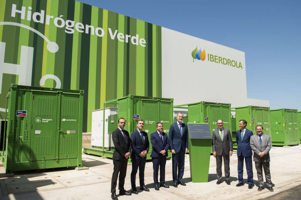 El rey Felipe junto al presidente de Castilla-La Mancha, Emiliano García-Page (3i), y el presidente de Iberdrola, Ignacio Galán (3d), entre otros, durante la inauguración de la planta de hidrógeno verde de la compañía en Puertollano, este viernes. EFE/Jesús Monroy